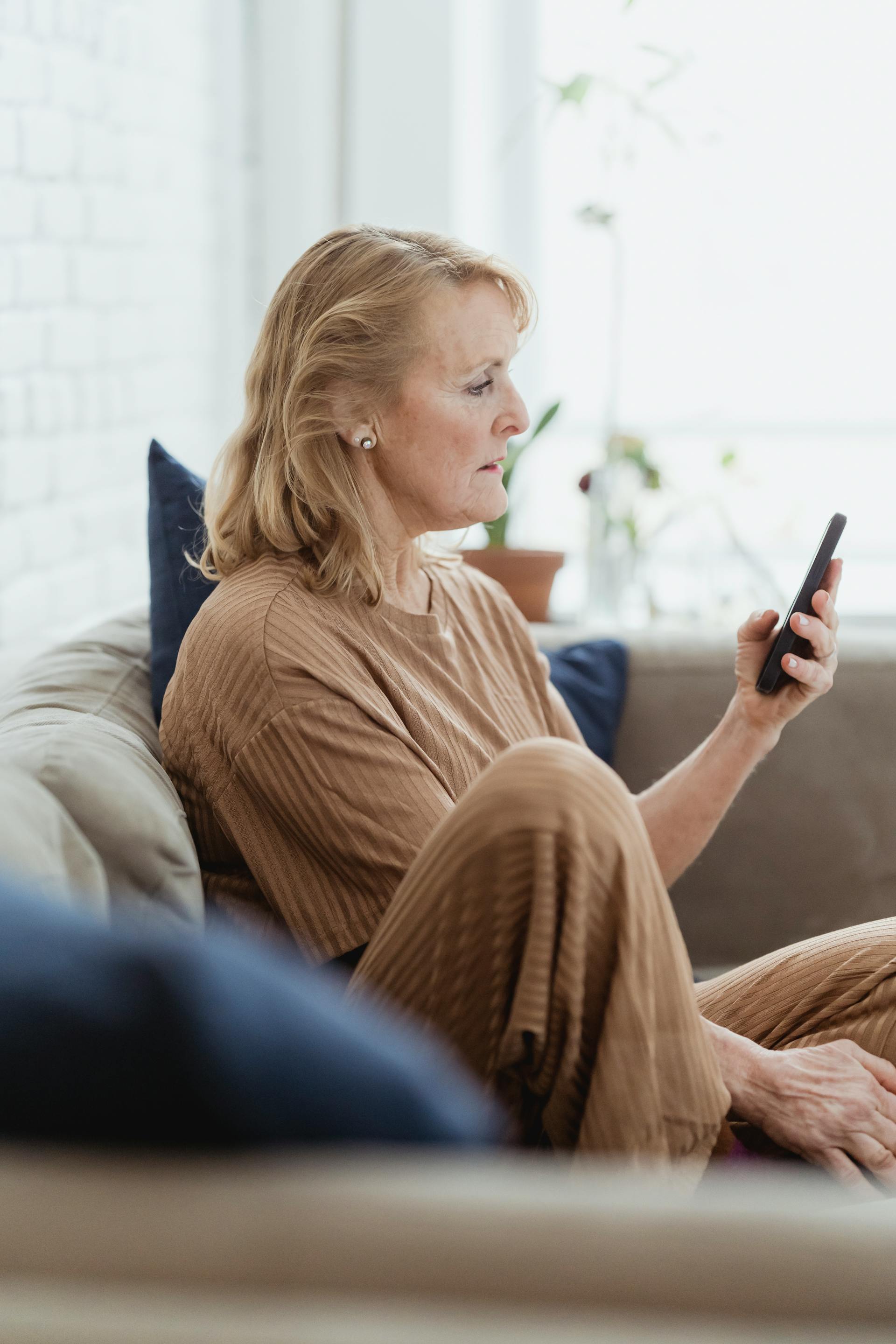 A senior woman holding a smartphone | Source: Pexels