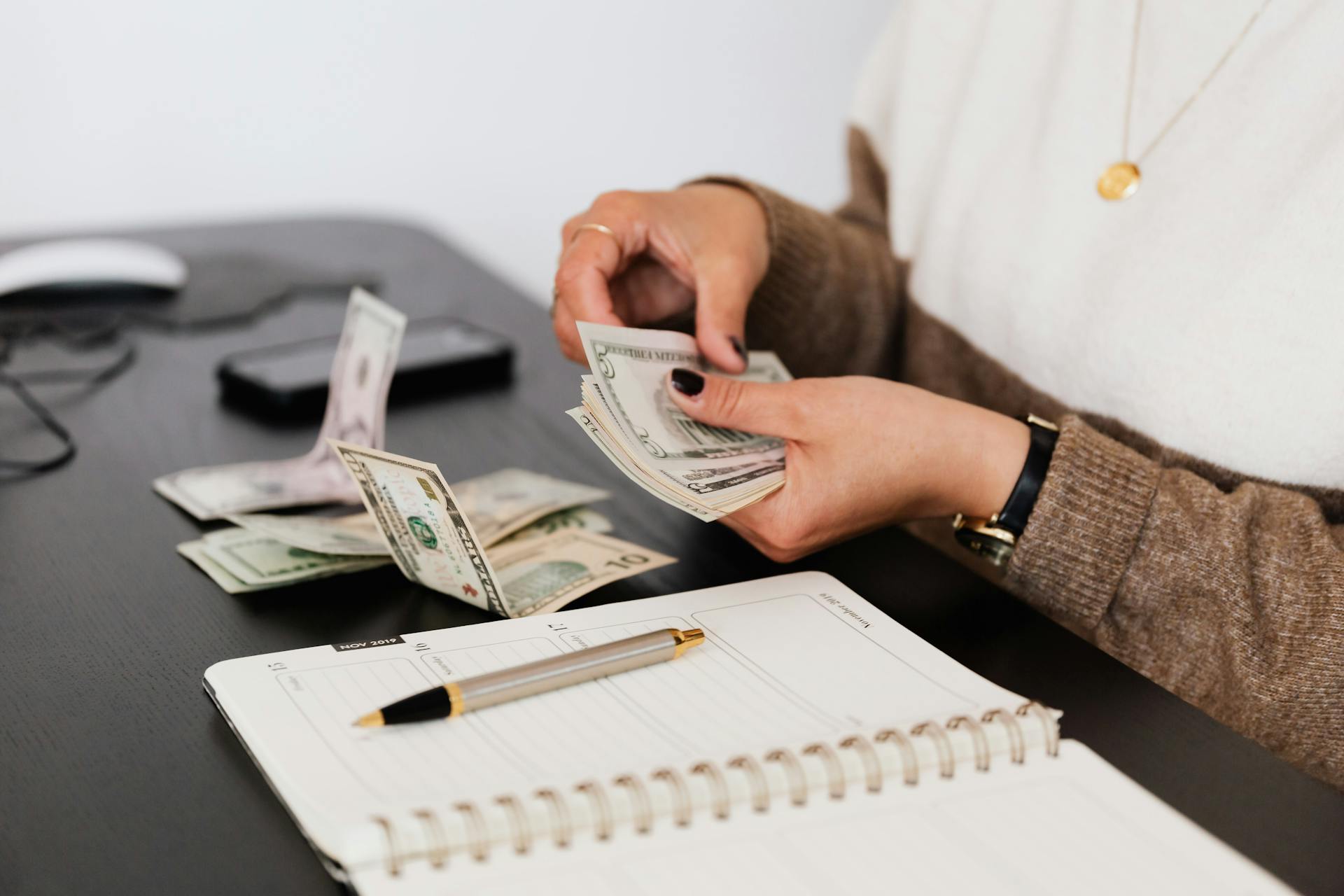 A woman counting cash | Source: Pexels