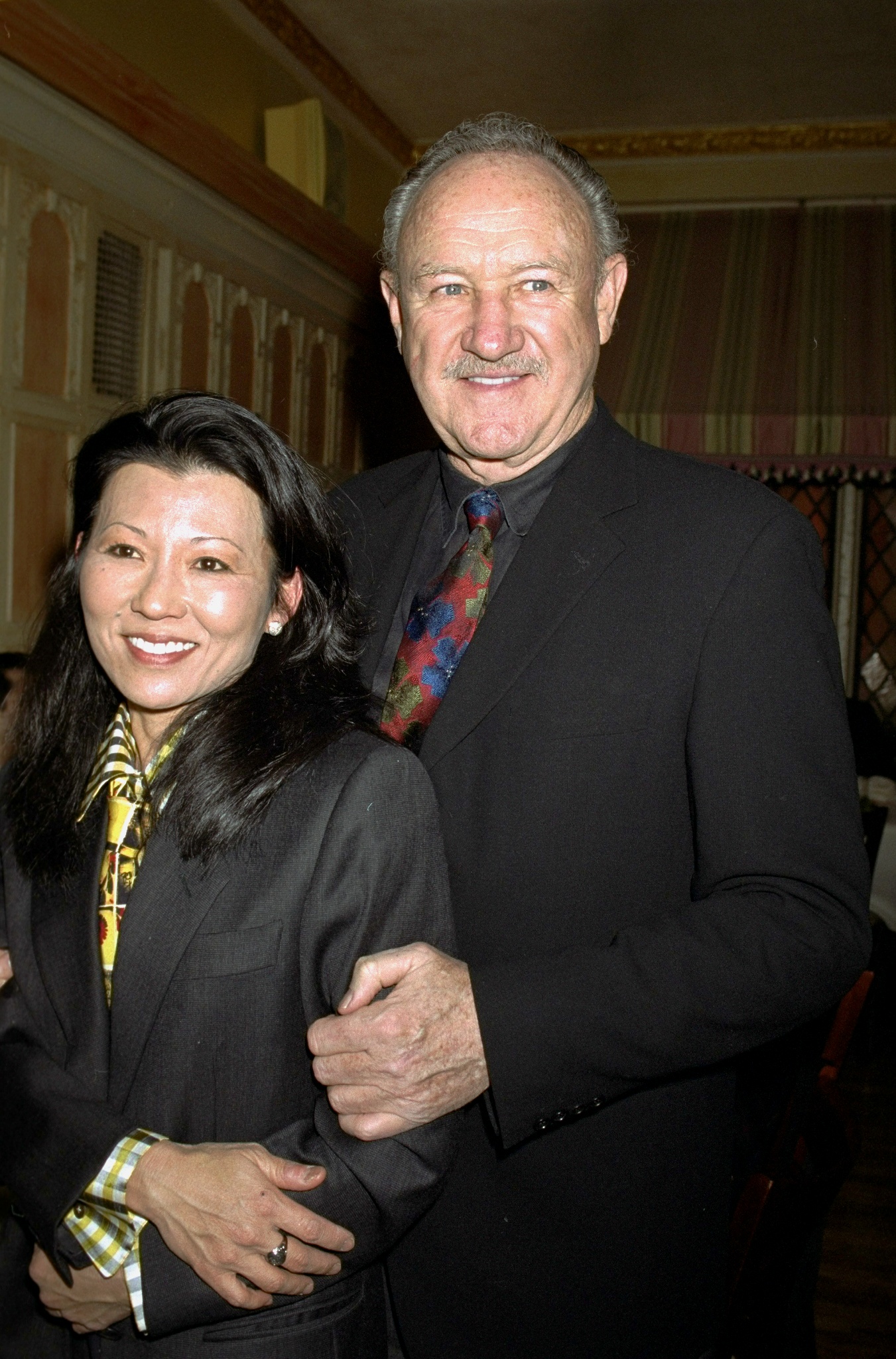 Gene Hackman with Betsy Arakawa at the United Celebral Palsy of New York City's 15th annual Champagne Stakes at Etoile restaurant in 2000 | Source: Getty Images