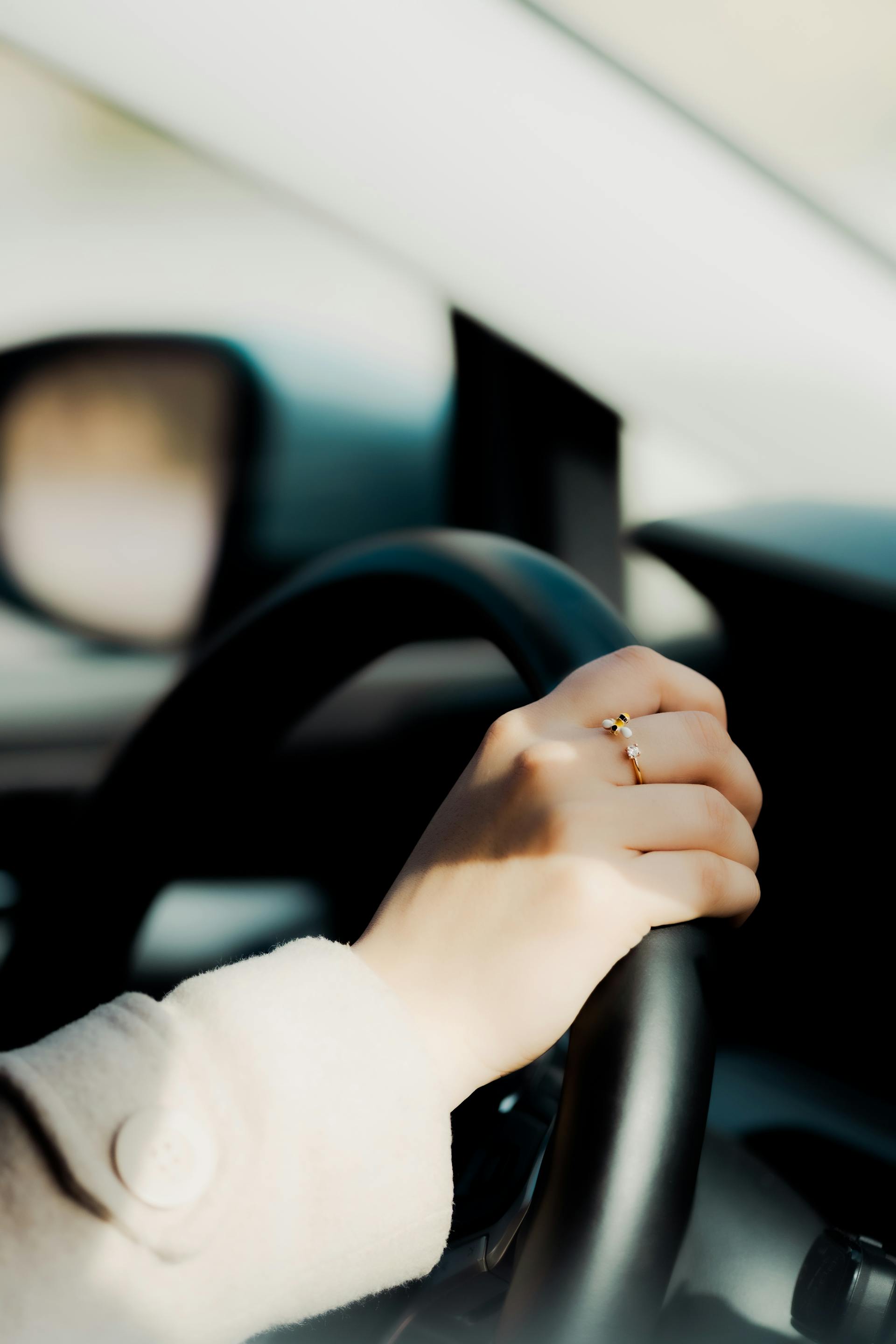 A closeup of a woman's hand on a car's steering wheel | Source: Pexels